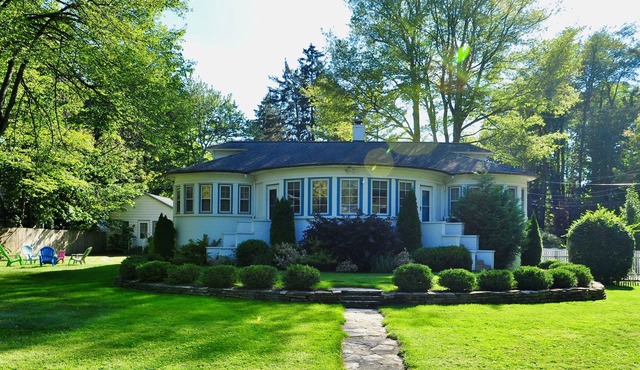 Beautiful vintage pool home in Union Pier 2 blocks from private beach