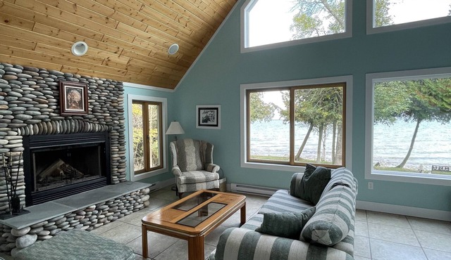 Beautiful, well maintained home on Lake Michigan at Indian Point!