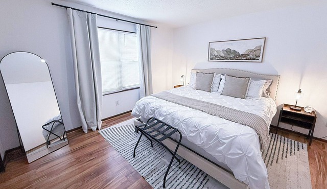 Beckwith Bungalow - Mins from Downtown & Local Favorites, Updated, Modern