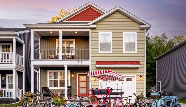 Bench bike-hot tub-3 blks beach-2 blks playground-firepit-games