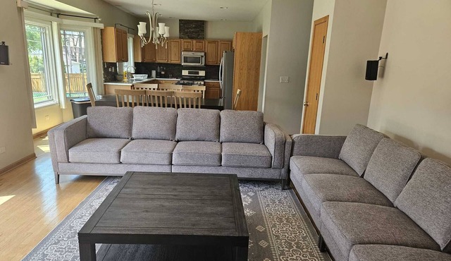 Big 5BR, 3.5BA Game Rm Prime Safe Location mins to Down Town Chicago