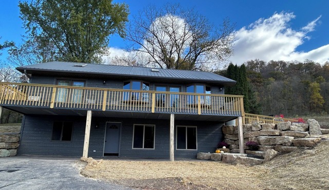Blakley Hobbit Charming 2-bedroom country house with AC, WiFi in soothing Viola in Viola