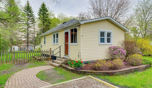 Blocks to Beach & Eats! Elk Rapids 'Cozy Cottage'