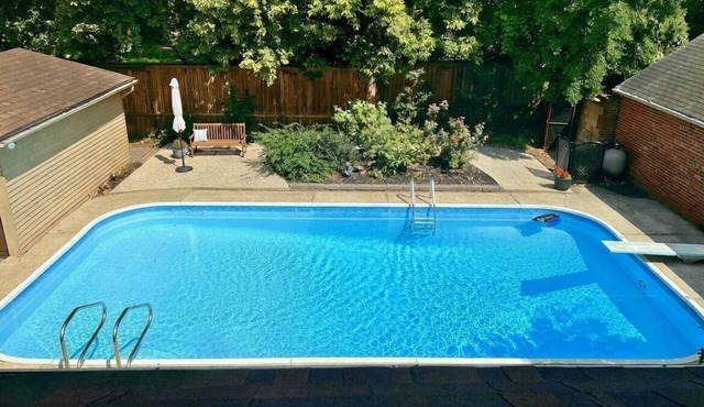 Blue Moon Cottage: Historic Owensboro Home w/Large Pool, Music Room, Location!