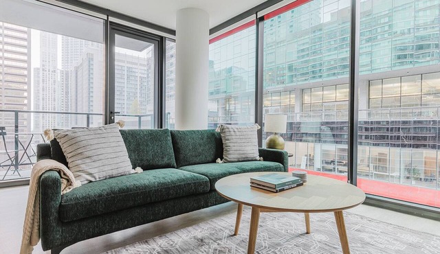Blueground | River North, balcony & pool, nr Pier