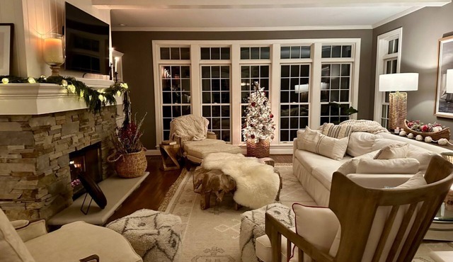 Bluffs Edge in Birchwood Farms - private four-bedroom, hot tub, screened porch