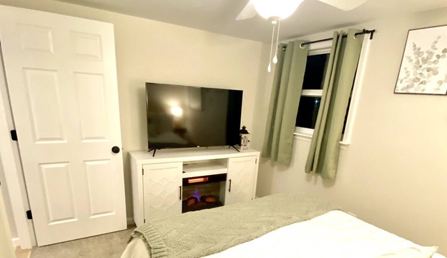 Brand New Boho Cabin in the Woods with Farm Animals near Frankenmuth NO PETS
