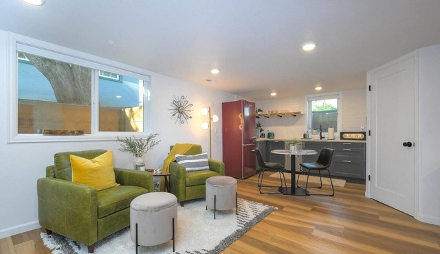 Bright and Modern Basement Apartment ✿ DT Neighborhood