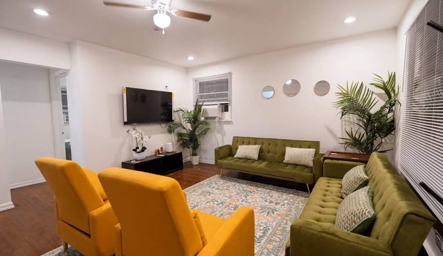 Bright and Spacious 2-Bedroom Skokie Home – With 2 Parking Spots
