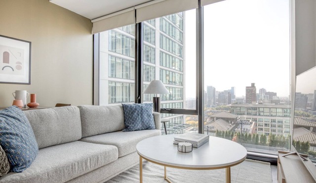 Bright South Loop Studio w/Pool, BBQ & Gym, nr Grant Park, by Blueground in Chicago