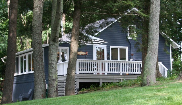 Brower Cottage - Lakefront Secluded Wooded Lot on Hutchins Lake Near Saugatuck