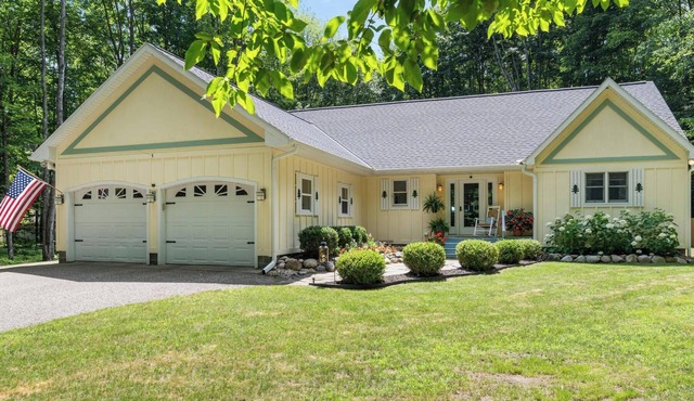 Busy Bee Bungalow : 3 BR, 2 BA House in Alanson, Sleeps 8
