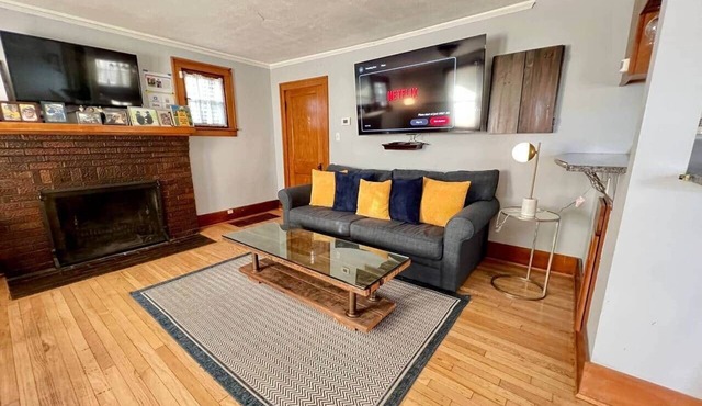 By The Big House - 3bd/1.5bth, 1 mile to dwntwn