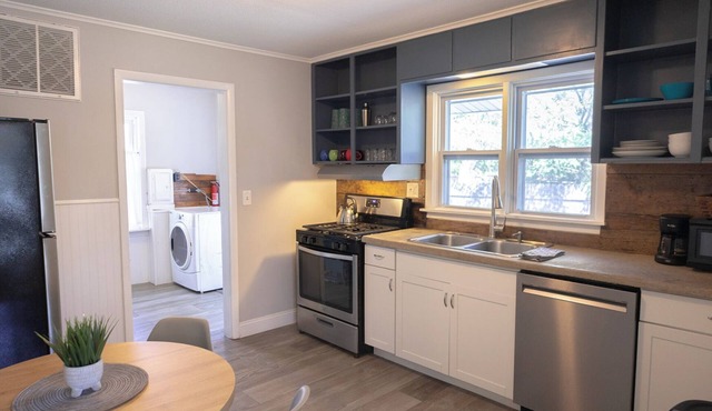 Charming 2-bdrm house with WiFi, outdoor living space , stunning nearby beaches