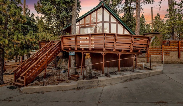 Castle Rock Cabin #1 ~ Comfortable cabin with modern amenities and deck - near hiking and lake