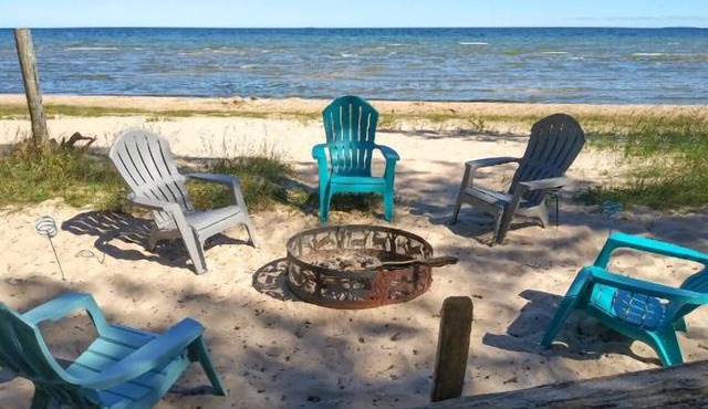 Cedar Cabin on the Bay: Summer Fun Awaits at Cedar Cabin: Swimming, Relaxation & More!