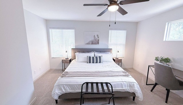 Central Luxe 5BR/4 Ensuite BA: 2 Miles from Downtown, Grill & Outdoor Seating