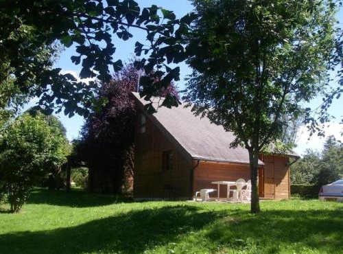 Chalets indépendants avec terrasse et jeux pour enfants à Mesples - FR-1-489-401 in Mesples