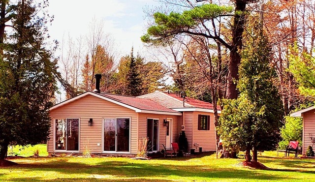 Charmed Life Cottage on Lake Michigan w/private beach!