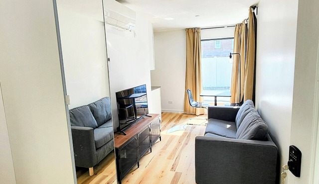 Charming 1-bedroom apartment in enchanting Evanston with AC