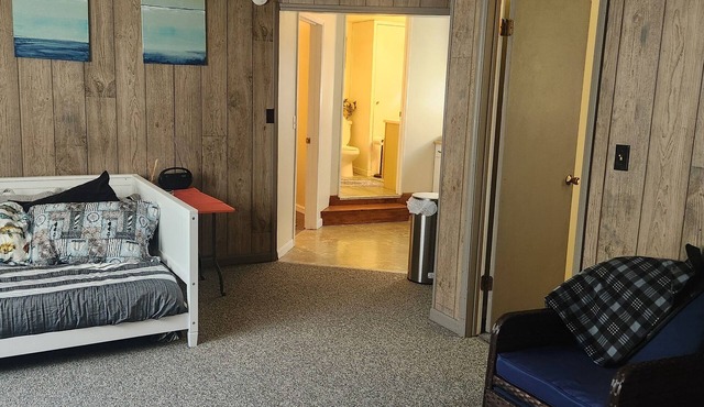 Charming 1-bedroom cottage 0.5 from beautiful Caseville with AC, spacious yard