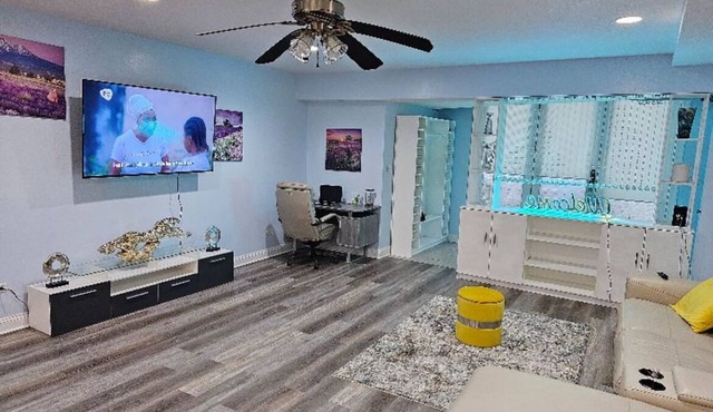 Charming 2-bed Garden condo in beautiful Chicago + WiFi, AC, & private parking