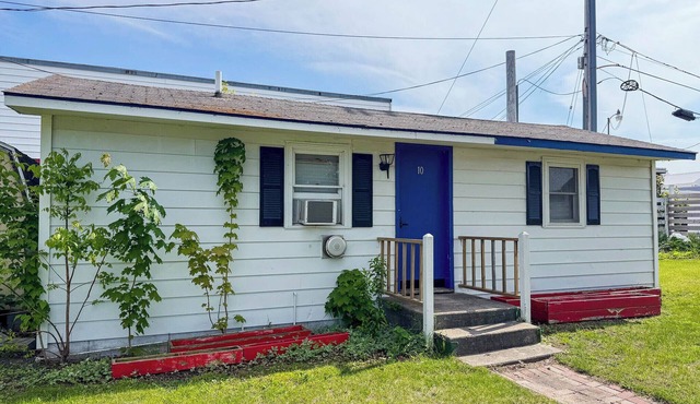 Charming 2-bedroom pet friendly cottage, right by ferry in Mackinaw City.