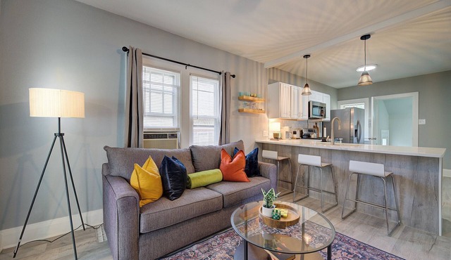 Charming 2-bedroom house near lake and airport