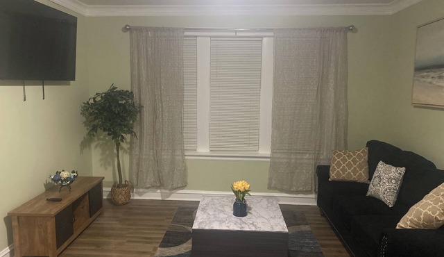 Charming 2-bedroom apartment in awesome Chicago with WiFi, AC
