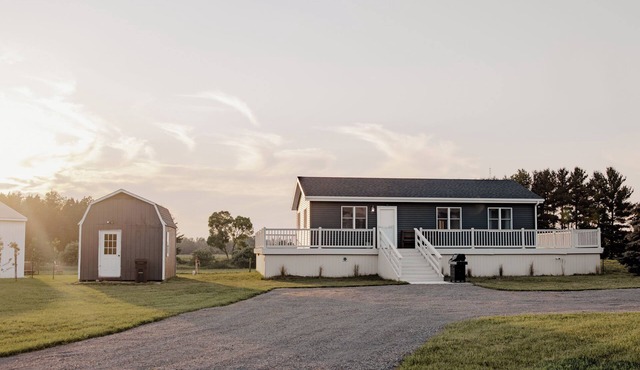 Charming 2-bedroom farmhouse with WiFi, AC, and room to roam in Scottville