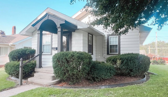Charming 2 bedroom one bath home close to Highland Park!