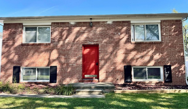 Charming 2-bedroom apartment in lovely East Lansing with WiFi