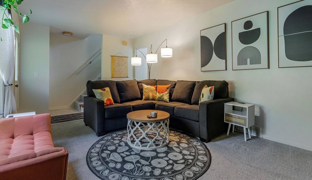 Charming 2-bedroom townhome - 1 Mile from MSU!