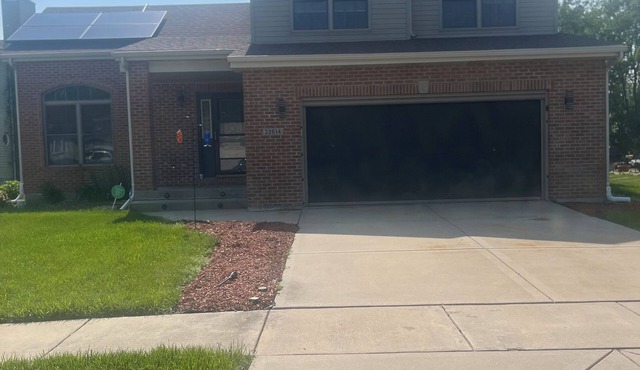 Charming 2-bedroom house with WiFi, AC in welcoming Sauk Village