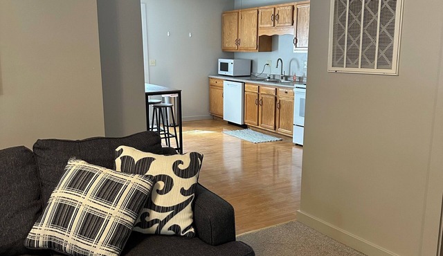 Charming 2-bedroom with king and queen beds, large living room open to kitchen
