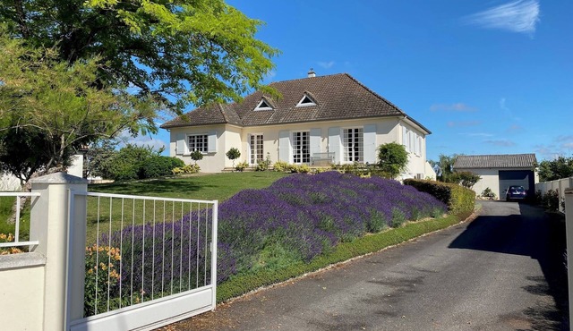 Charming 3-bedroom house with WiFi in Couture-D’argenson