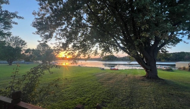 Charming 3-bedroom cottage on the lake in lovely Linden with a beautiful view!