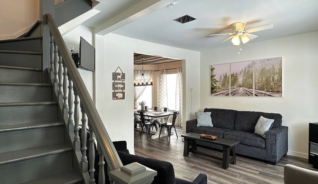 Charming 3-bedroom house in Trout Lake close to trails & lakes.