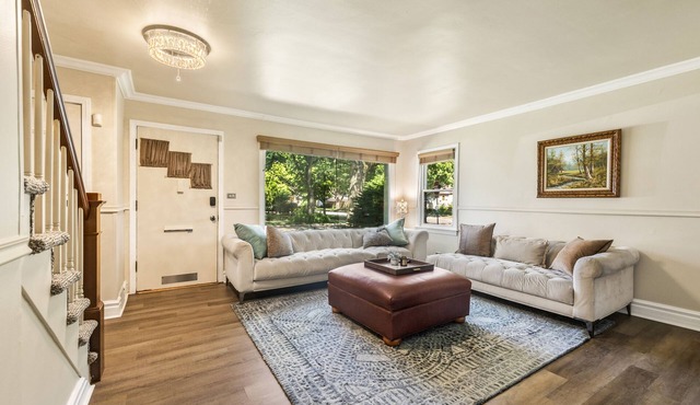 Charming 3-bedroom house with cinema room massage chair in peaceful Evanston