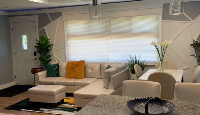 Charming 3-bedroom house in Park Forest with WiFi, Large Flat Panel TVs & Google