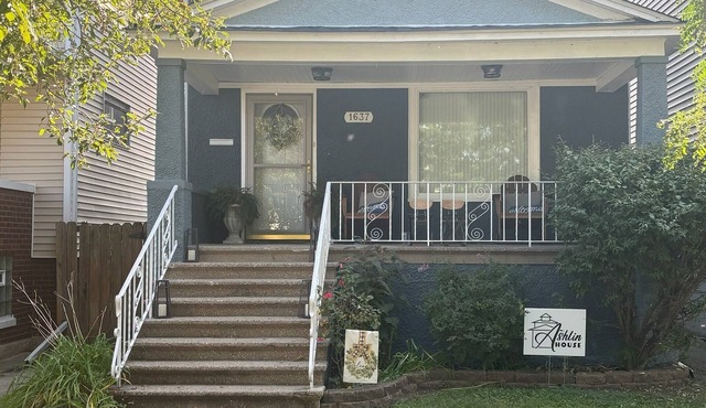 Charming 3-BR home on a cobblestone street near the Lake Michigan waterfront.