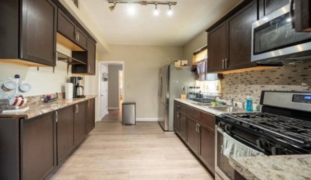 Charming 4-Bedroom Home Backyard 8 gusts with AC and WiFi in Chicago Ridge