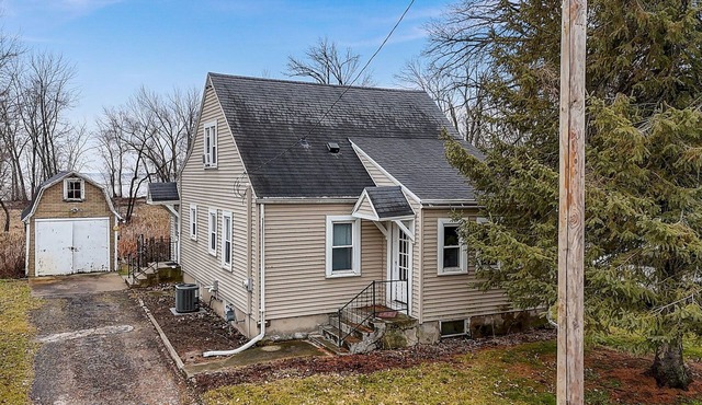 Charming 4-bedroom bungalow in lovely Fort Atkinson near Lake
