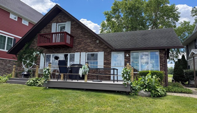 Charming 4-bedroom cottage on fabulous Diamond Lake! Just remodeled! WiFi & AC