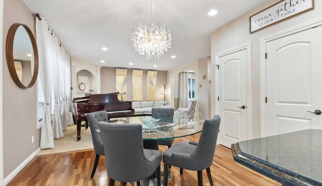 Charming 4-bedroom family friendly house with WiFi and AC in fabulous Vancouver