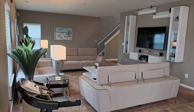 Charming 4-bedroom house with AC, fitness room, WiFi in Plainfield