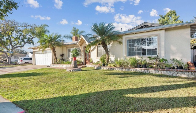 Charming 4-bedroom house with WiFi & Hot Tub in Anaheim, 1 mile from Disney!