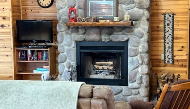 Charming 4-bedroom cottage with fireplace & hot tub