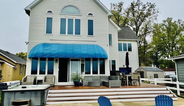 Charming and spacious 5 bedroom lake house packed with activities!