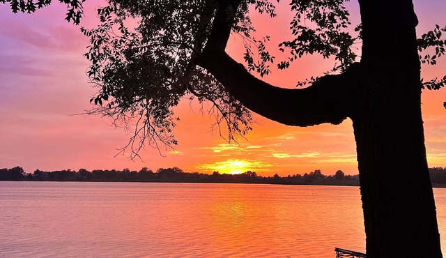 Charming cabin on Shipshewana Lake; 5 minute drive from downtown Shipshewana